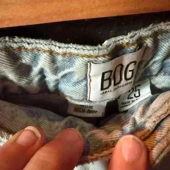 Women’s BDG Hi-Rise Mom Jeans - Picture 4 of 4